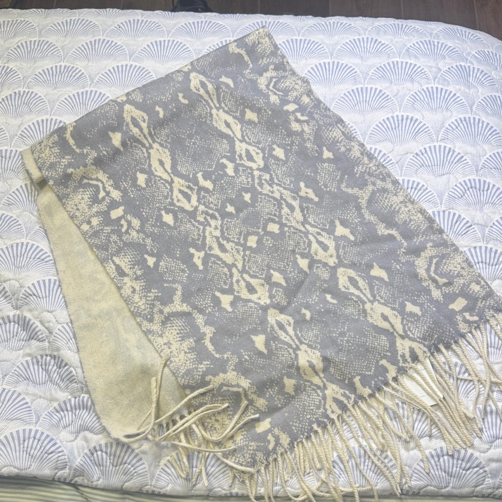J.McLaughlin NWT Jaipur 100% Cashmere Scarf Pearl Off White Naja Print Fringe - Picture 5 of 5